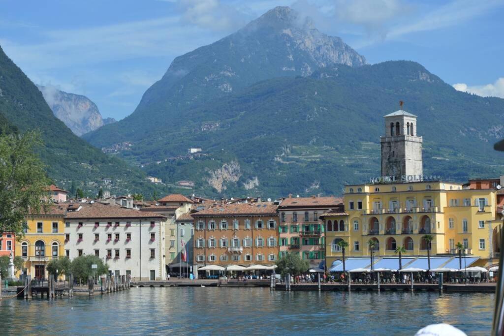 Appartamento Sunrise - Centro Storico N2 Riva del Garda Esterno foto