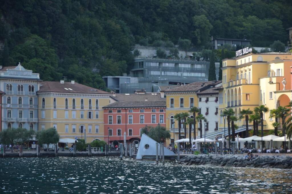 Appartamento Sunrise - Centro Storico N2 Riva del Garda Esterno foto